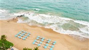 San Juan Marriott Resort & Stellaris Casino - Pohled na písečnou pláž Condado Beach u hotelu San Juan Marriott Resort & Stellaris Casino v San Juanu.