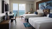 San Juan Marriott Resort & Stellaris Casino - Pokoj hotelu San Juan Marriott Resort & Stellaris Casino s balkonem a výhledem směrem k oceánu v San Juanu.