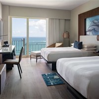 San Juan Marriott Resort & Stellaris Casino - Pokoj hotelu San Juan Marriott Resort & Stellaris Casino s balkonem a výhledem směrem k oceánu v San Juanu. - www.marco-polo.cz