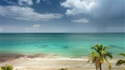 San Juan Marriott Resort & Stellaris Casino - Pláž Condado Beach s tyrkysovou vodou Atlantiku a tropickou atmosférou San Juanu v Portoriku.
