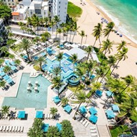 San Juan Marriott Resort & Stellaris Casino - Pohled na San Juan Marriott Resort & Stellaris Casino s bazénovým areálem, palmami a polohou u pláže Condado Beach v San Juanu. - www.marco-polo.cz