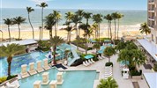 San Juan Marriott Resort & Stellaris Casino - Bazény a odpočinková terasa hotelu San Juan Marriott Resort & Stellaris Casino s výhledem na Atlantický oceán.
