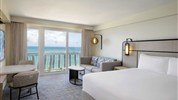 The Royal Sonesta San Juan - Pokoj hotelu The Royal Sonesta San Juan s king size postelí, balkonem a výhledem směrem k oceánu.