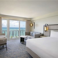 The Royal Sonesta San Juan - Pokoj hotelu The Royal Sonesta San Juan s king size postelí, balkonem a výhledem směrem k oceánu. - www.marco-polo.cz