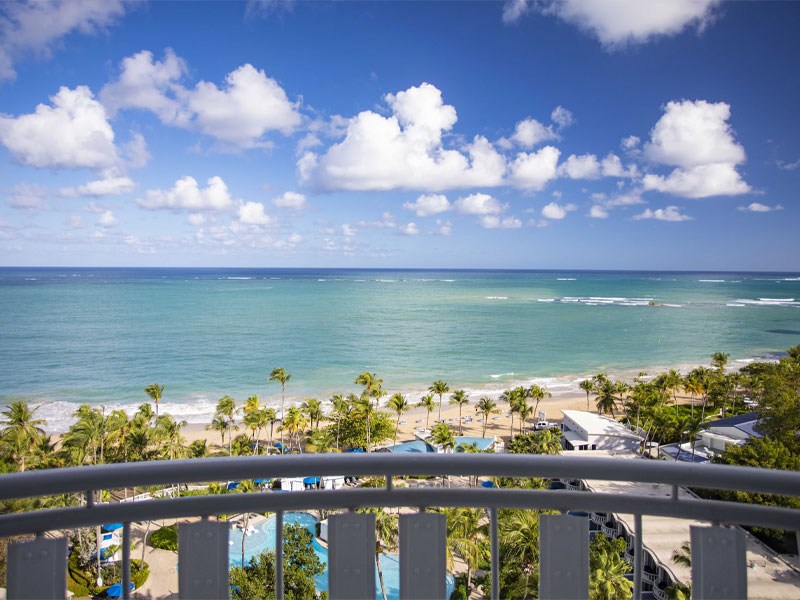 The Royal Sonesta San Juan - Výhled z balkonu hotelu The Royal Sonesta San Juan na Atlantický oceán a pláž Isla Verde Beach.
