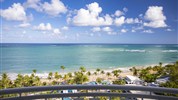 The Royal Sonesta San Juan - Výhled z balkonu hotelu The Royal Sonesta San Juan na Atlantický oceán a pláž Isla Verde Beach.