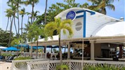 The Royal Sonesta San Juan - Ocean Breeze v hotelu The Royal Sonesta San Juan, venkovní posezení u bazénu a pláže Isla Verde.
