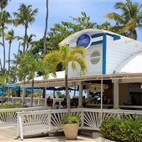 The Royal Sonesta San Juan - Ocean Breeze v hotelu The Royal Sonesta San Juan, venkovní posezení u bazénu a pláže Isla Verde. - www.marco-polo.cz