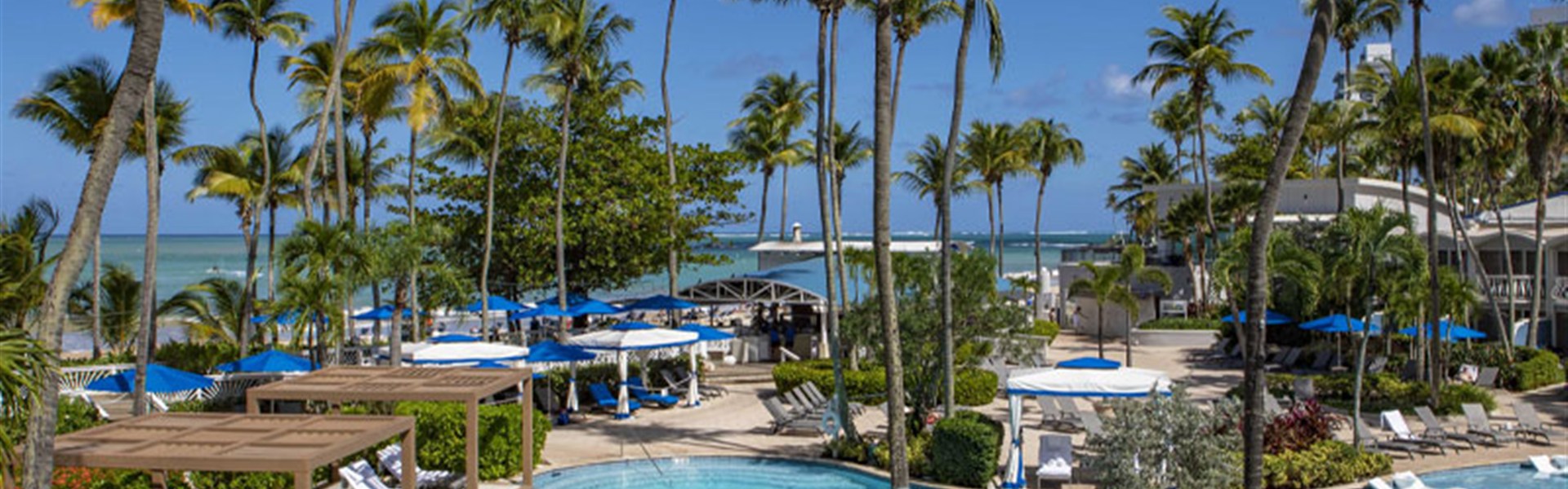 The Royal Sonesta San Juan - The Royal Sonesta San Juan s bazénovým areálem, palmami a přímou polohou u pláže Isla Verde Beach v Portoriku.