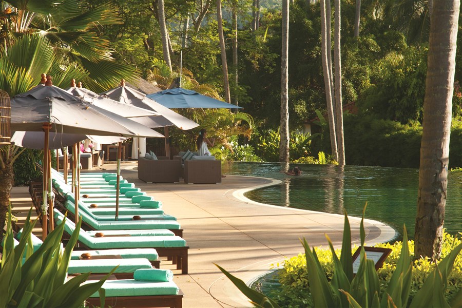 Zájezd k moři - Samui - Belmond Napasai - Bazén je obklopený palmovým hájem. K dispozici jsou lehátka s matrací a osuškou.