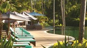 Zájezd k moři - Samui - Belmond Napasai - Bazén je obklopený palmovým hájem. K dispozici jsou lehátka s matrací a osuškou.