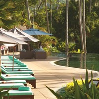 Belmond Napasai Samui - Bazén je obklopený palmovým hájem. K dispozici jsou lehátka s matrací a osuškou. - ckmarcopolo.cz