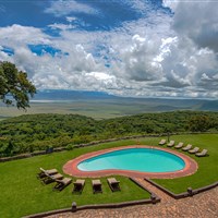Ngorongoro Sopa Lodge - Ngorongoro Sopa Lodge je postavena na hraně kaldery. Užijte si nádherný výhled do kráteru - ckmarcopolo.cz