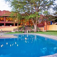 Serengeti Sopa Lodge - Odpočinek u bazénu v odpoledních hodinách přijde vhod. - ckmarcopolo.cz