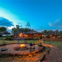Amboseli Sopa Lodge - Podvečer láká k posezení u otevřeného ohně - ckmarcopolo.cz