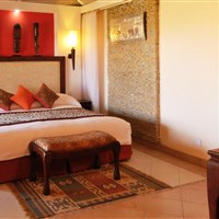Ol Tukai Lodge Amboseli - Pokoje jsou menší, ale velmi příjemně vybavené. Můžete si vybrat manželskou postel, nebo oddělená lůžka. - ckmarcopolo.cz