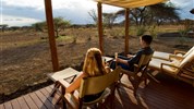 Vlakem na safari - Tsavo West - Severin Safari Camp 4* - 3 noci - I Junior Suit pokoje mají své terásky s posezením, navíc zastíněné a doplněné o lehátka.