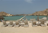 Pláž v Muscat Hills Resort