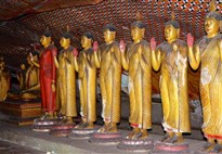 Jeskynní chrám v Dambulle - třetí jeskyně má nejen desítky soch Buddhy, ale také bohatou nástropní výzdobu