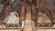 Esence Srí Lanky - Exotický Cejlon s českým průvodcem - Sigiriya - zbytky Lví brány, od které vede závěrečné schodiště na vrcholek