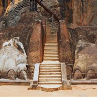 Kassapa Lions Rock 4* - Sigiriya - zbytky Lví brány, od které vede závěrečné schodiště na vrcholek - www.marco-polo.cz