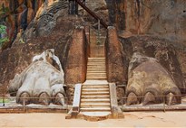 Sigiriya - zbytky Lví brány, od které vede závěrečné schodiště na vrcholek