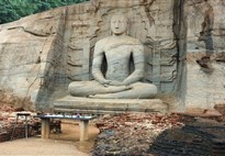 Polonnaruwa - v Gal Vihara na konci areálu se nachází několik neuvěřitelných soch Buddhy vytesaných přímo do skály