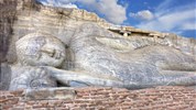 Poznávací zájezd - Esence Srí Lanky s českým průvodcem - Polonnaruwa - Gal Vihara. Tak schválně: tento Buddha pouze spí, nebo již zesnul a vstoupil do Nirvány..?