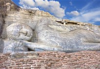 Polonnaruwa - Gal Vihara. Tak schválně: tento Buddha pouze spí, nebo již zesnul a vstoupil do Nirvány..?