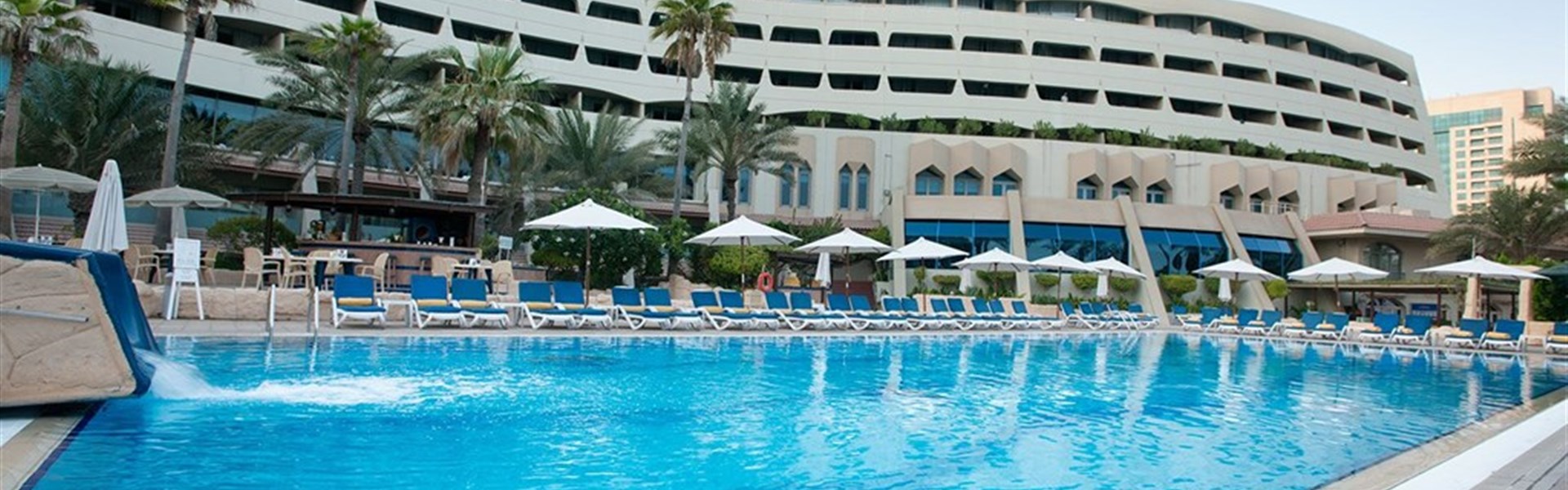 Marco Polo - Occidental Sharjah Grand - pohled na hotel s bazénem