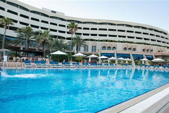 Marco Polo - Occidental Sharjah Grand - pohled na hotel s bazénem