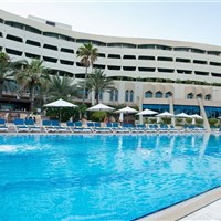 Occidental Sharjah Grand - pohled na hotel s bazénem - ckmarcopolo.cz