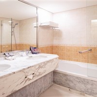 Occidental Sharjah Grand - koupelna pokoje typu deluxe - ckmarcopolo.cz