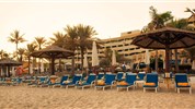 Occidental Sharjah Grand 4* - hotelová pláž s lehátky
