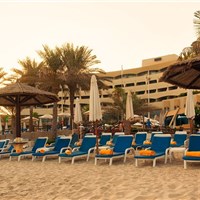 Occidental Sharjah Grand - hotelová pláž s lehátky - ckmarcopolo.cz