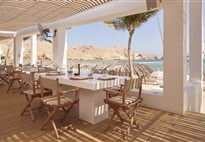 Venkovní restaurace v Muscat Hills Resort