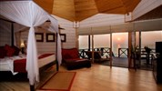 Komandoo Island Resort & Spa - Jacuzzi Water Villa