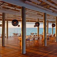 Kuramathi Island Resort - bar Reef - ckmarcopolo.cz
