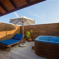 Vilamendhoo Island Resort & Spa - Jacuzzi Water Villa - ckmarcopolo.cz