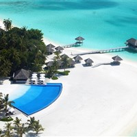 Velassaru Maldives 5* - - pláž s bazénem - ckmarcopolo.cz