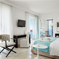 Eagles Palace Resort 5* - pokoj junior suite sea front s jacuzzi - ckmarcopolo.cz