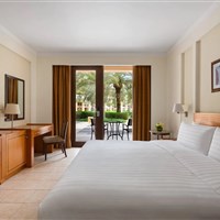 Shangri-La's Barr Al Jissah Resort & Spa Al Waha - superior pokoj - ckmarcopolo.cz