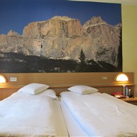 Hotel Latemar  (léto / Sommer) - ckmarcopolo.cz