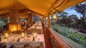 4 parky (Ol Pejeta, jezera Nakuru a Naivasha, Masai Mara) - český průvodce - Keňa_Base Camp_restaurace při večeři