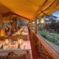 Basecamp Masai Mara 4* - Keňa_Base Camp_restaurace při večeři - ckmarcopolo.cz