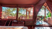 4 parky (Ol Pejeta, jezera Nakuru a Naivasha, Masai Mara) 4* - český průvodce - Keňa_Base Camp_interiér stanu