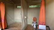 4 parky (Ol Pejeta, jezera Nakuru a Naivasha, Masai Mara) 4* - český průvodce - Keňa_Base Camp_interiér stanu_koupelna