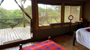 4 parky (Ol Pejeta, jezera Nakuru a Naivasha, Masai Mara) - český průvodce - Keňa_Base Camp_interiér stanu_pohled ven na terasu