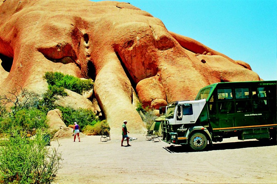 Expedice náklaďákem po Namibii a safari v NP Etosha (s anglicky mluvícím průvodcem) - Expediční náklaďák u hory Spitzkoppe
