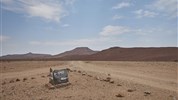 Divoká Namibie a safari v NP Etosha (expedičním náklaďákem s českým průvodcem) - Silniční ukazatel v poušti